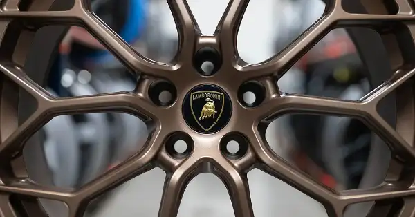 Close-up of bronze Lamborghini Huracán alloy wheel with centre badge.
