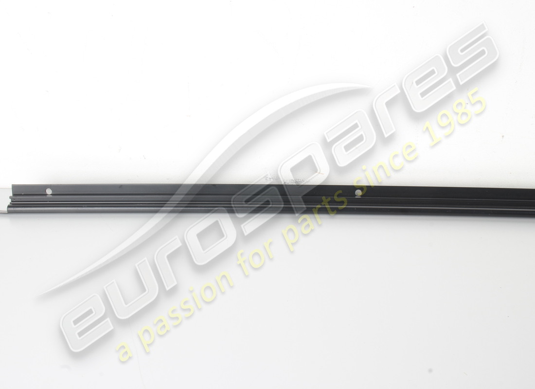 new ferrari rh outer gasket support. part number 63733300 (2)