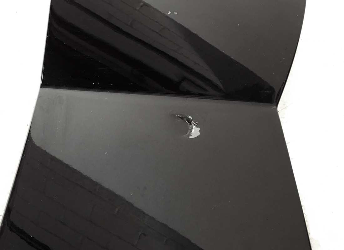 damaged lamborghini rear spoiler. part number 470827933 (3)