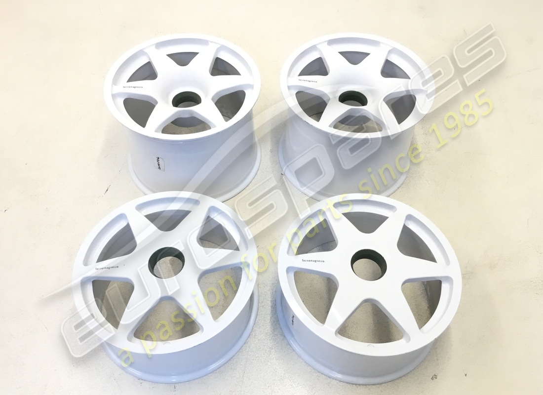 new lamborghini svr white racing centre lock wheels set. part number lwhe046 (2)