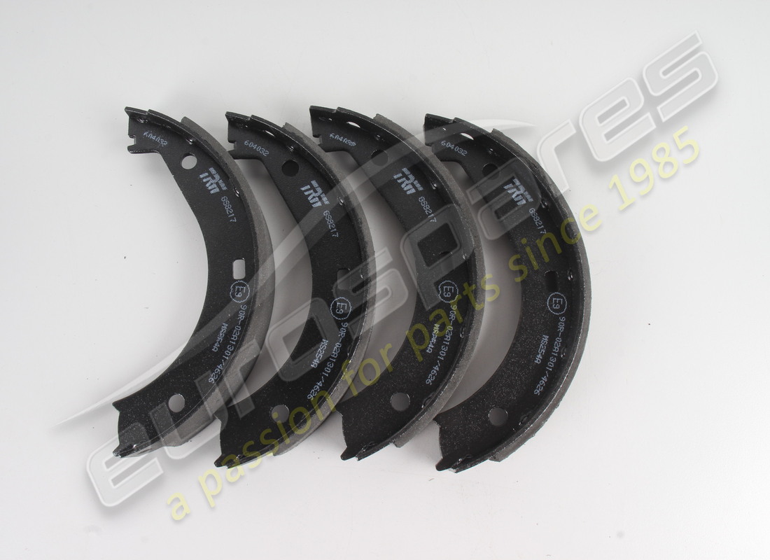 new eurospares handbrake shoes (set of 4). part number 003334931 (1)