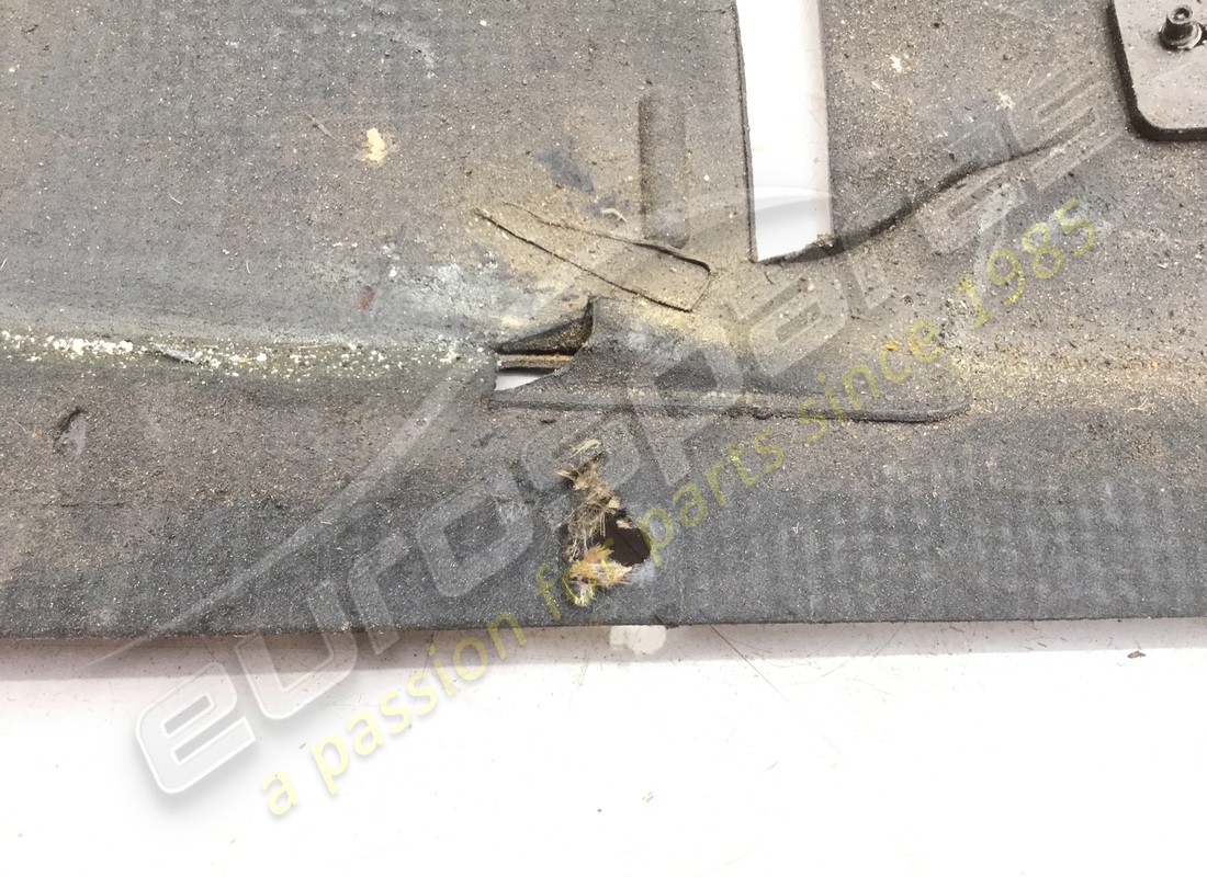 damaged lamborghini cd enhancing under. part number 470825210d (2)