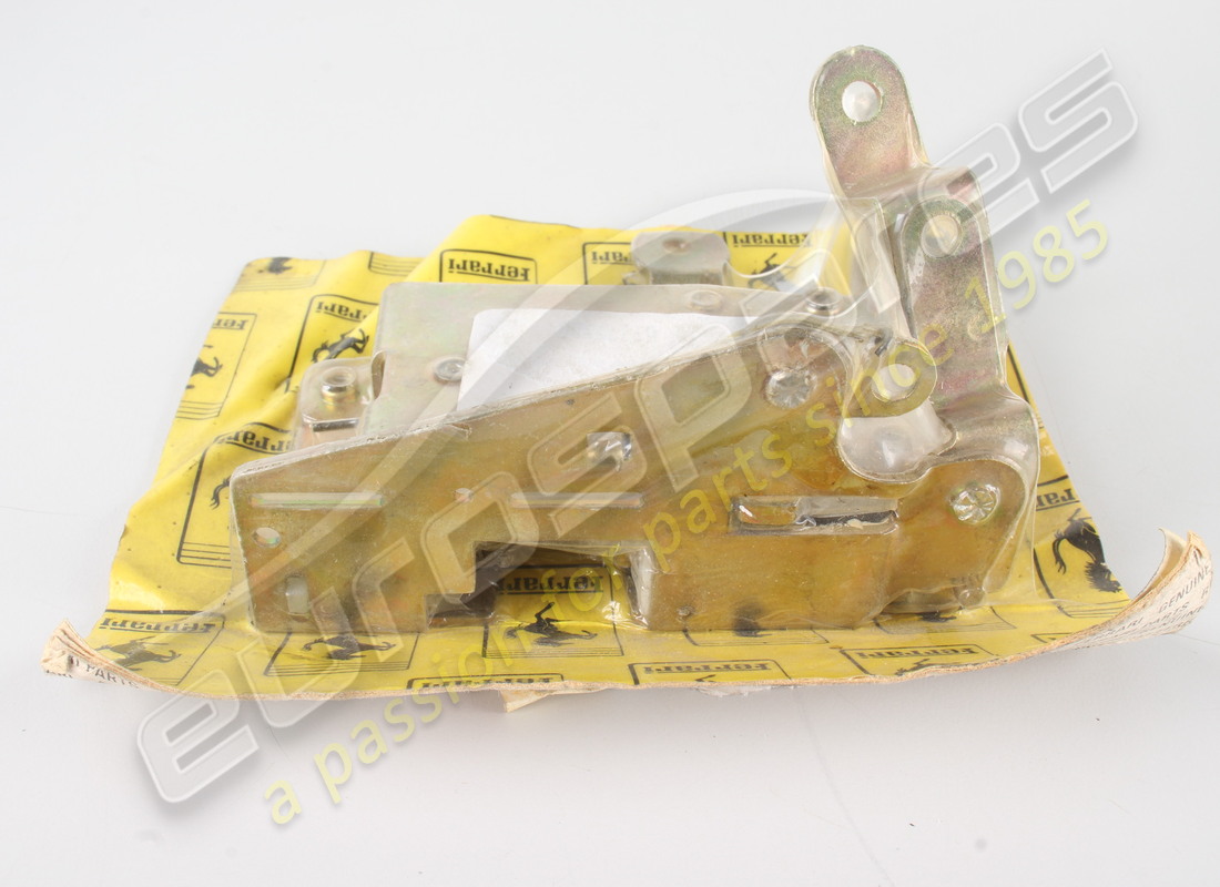 new ferrari lh door lock. part number 61775500 (2)