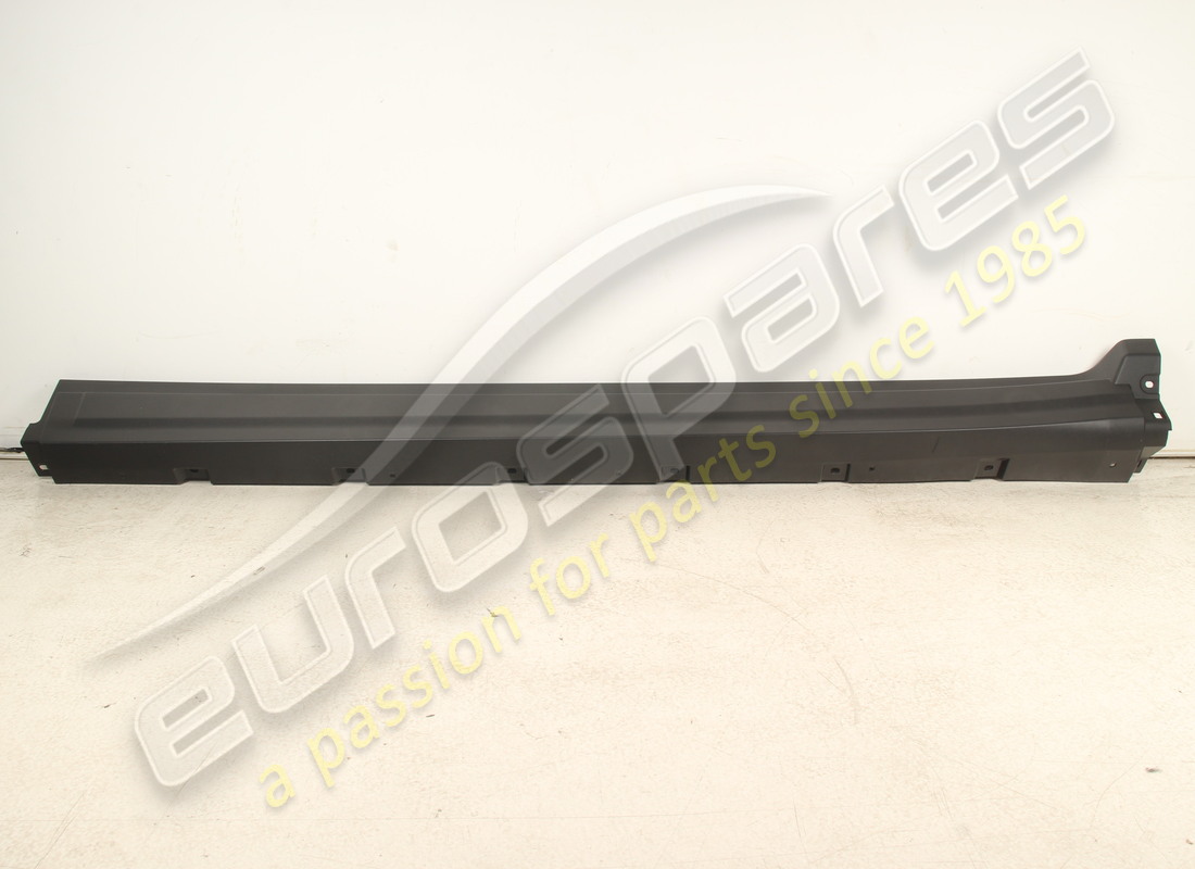 new maserati lh front door emossed mouldi. part number 670065825 (1)