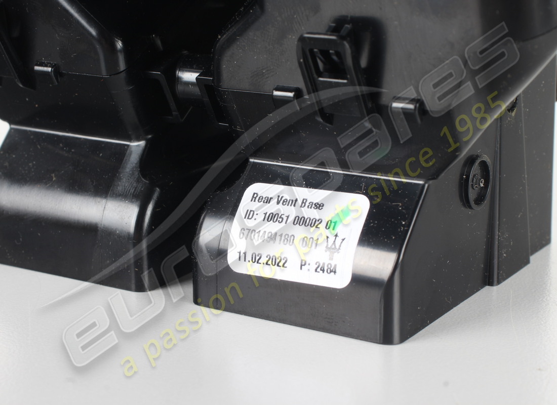 new maserati rear air vent. part number 670149418 (5)