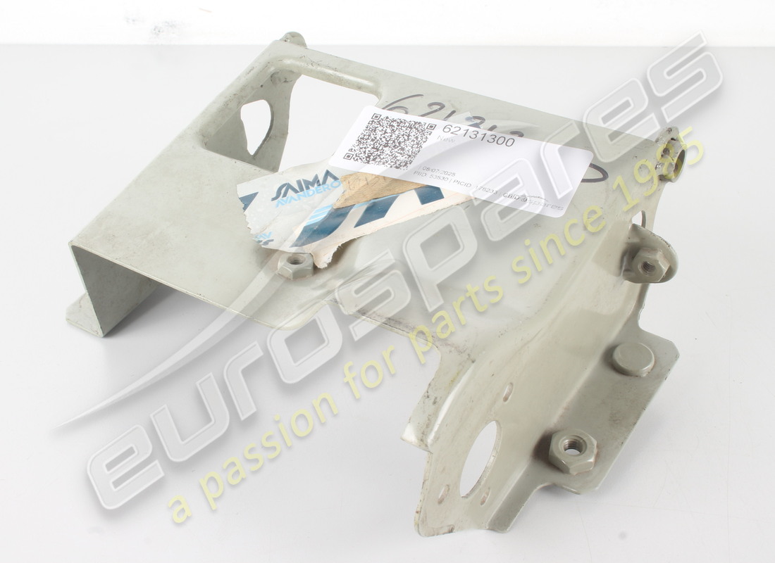 new ferrari rh bracket. part number 62131300 (3)