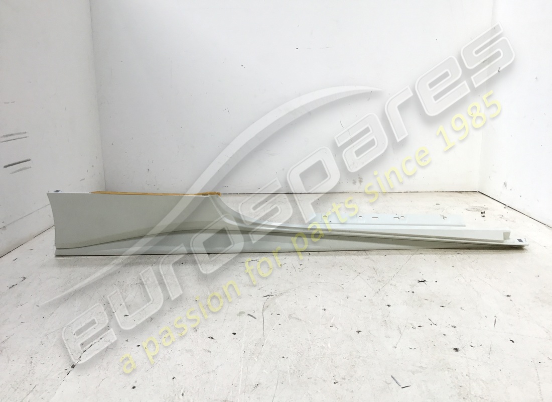 USED Ferrari RH UNDERDOOR TRIM . PART NUMBER 86612010 (1)