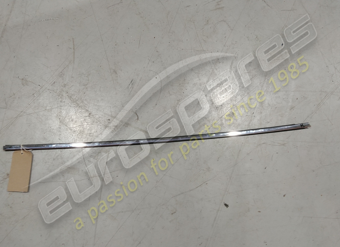used aston martin weatherstrip, waist, outer, rh part number 6g3320562bf (1)