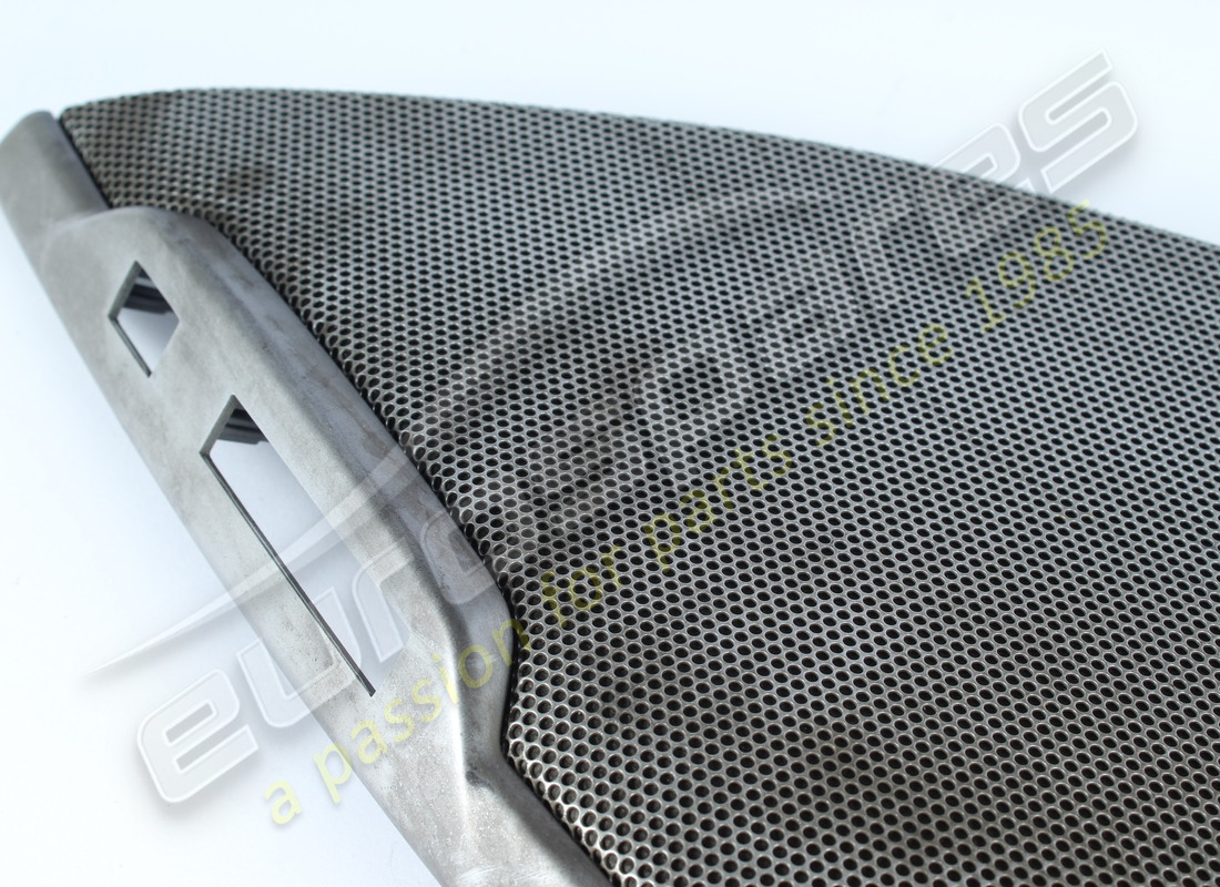 damaged ferrari rh woofer grille. part number 89357200 (4)