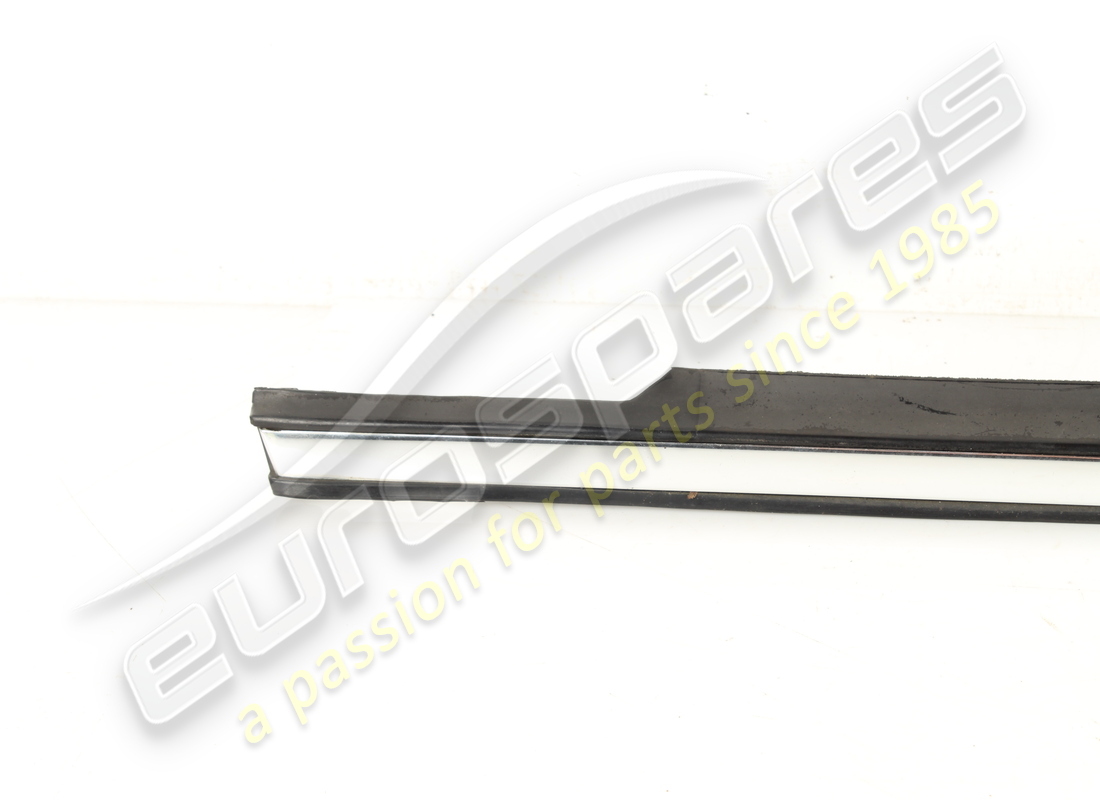 used maserati rh lower front moulding. part number 68473100 (2)