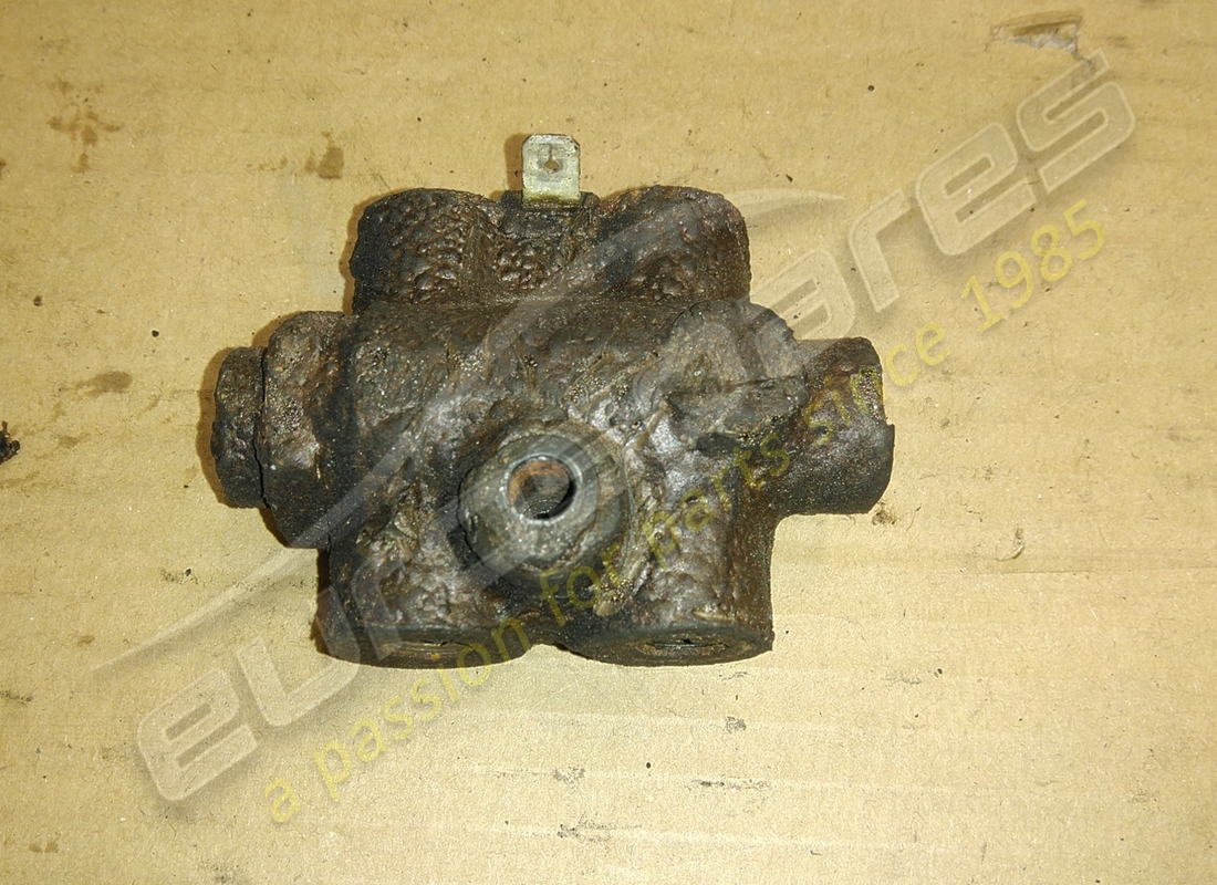 used ferrari brake indicator valve. part number 127757 (2)