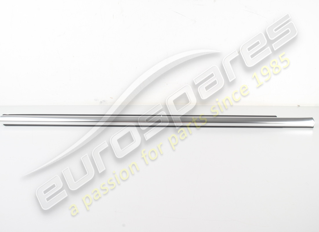 new maserati rh front outer glass scrap. part number 670009856 (1)
