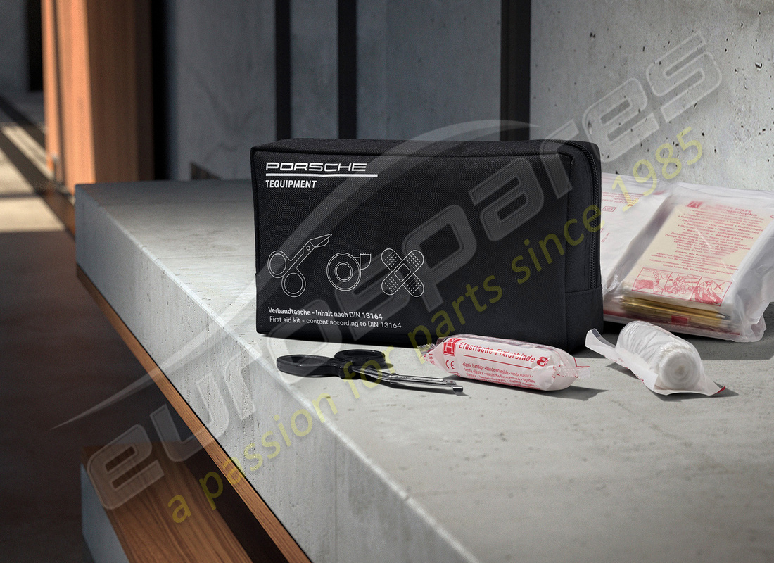 new porsche first aid kit. part number 9y0044065 (1)