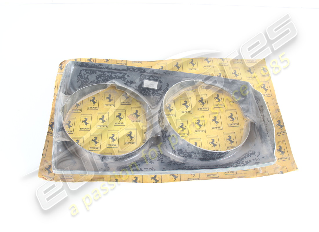 new ferrari rh head lamp surround. part number 61527200 (1)