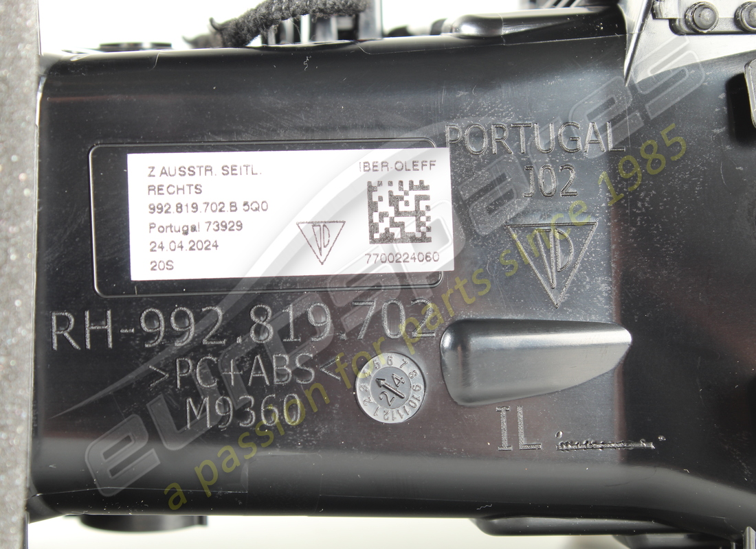 new porsche air vent right black. part number 992819702b5q0 (4)