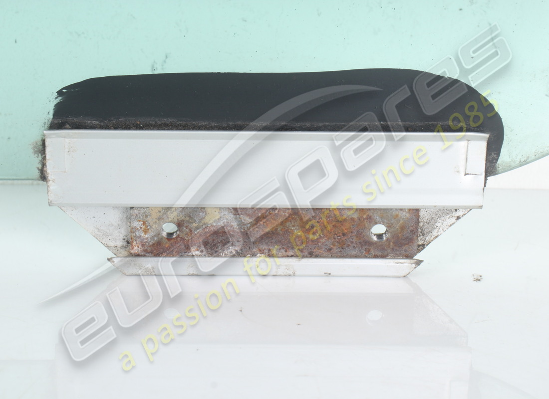 used maserati front rh door window glass. part number 377700630 (4)