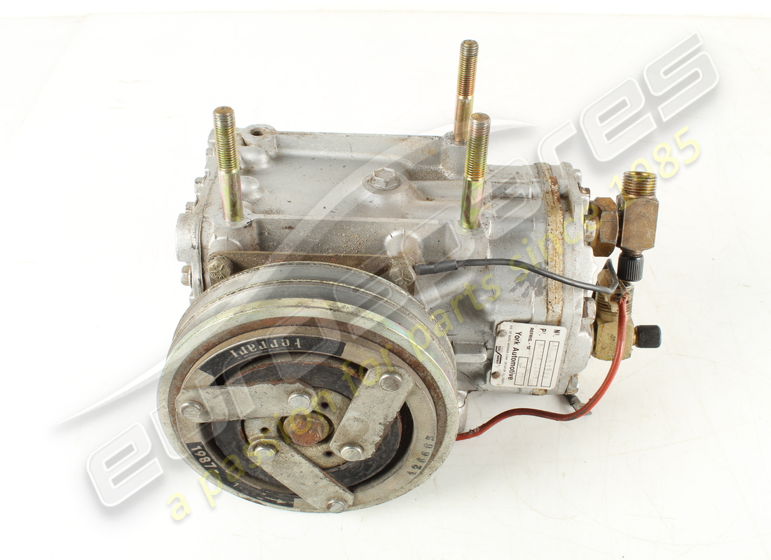 used ferrari a/c compressor (threaded type). part number 111222 (1)