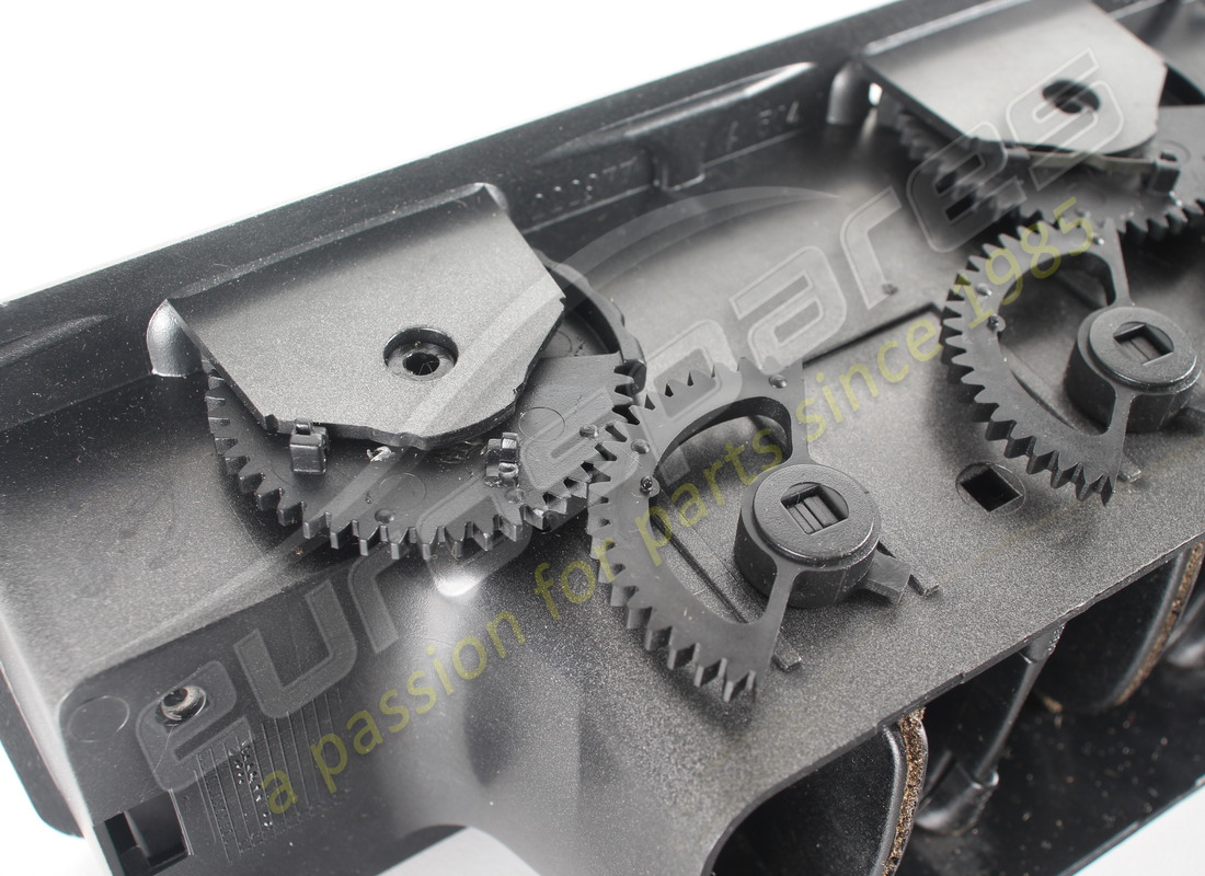 damaged ferrari diffuser. part number 63204400 (3)