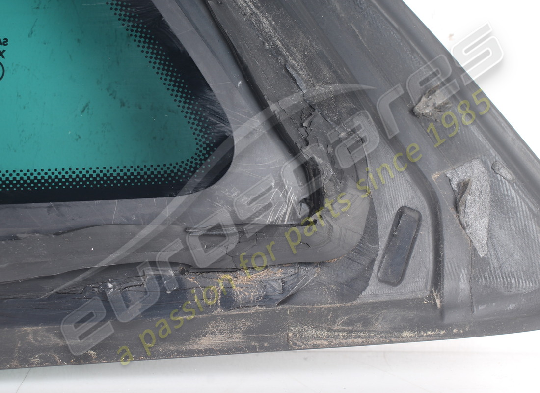 USED FERRARI RH REAR QUARTERLIGHT. PART NUMBER 86871100 (4) used ferrari rh rear quarterlight. part number 86871100 (4)