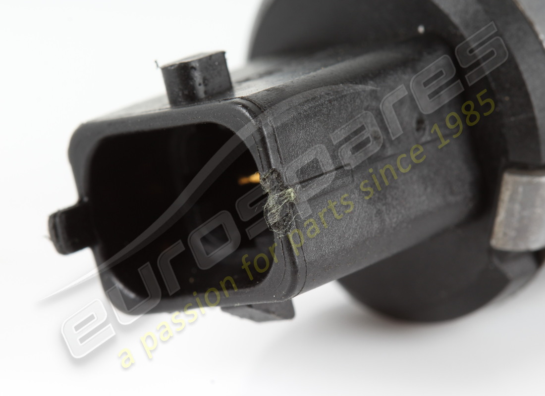 USED FERRARI OIL PRESSURE REGULATOR VALVE. PART NUMBER 296017 (3) used ferrari oil pressure regulator valve. part number 296017 (3)