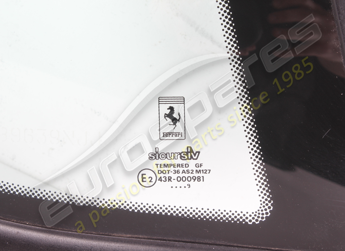used ferrari rh rear side glass. part number 65645200 (2)