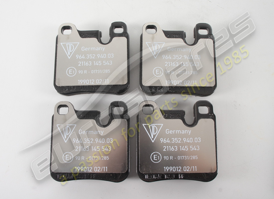 NEW PORSCHE 1 SET OF BRAKE PADS FOR DISC - BRAKES - COMPRISING: - BRAKE LINING - D >>- MJ 1992. PART NUMBER 96435294903 (1) new porsche 1 set of brake pads for disc - brakes - comprising: - brake lining - d >>- mj 1992. part number 96435294903 (1)