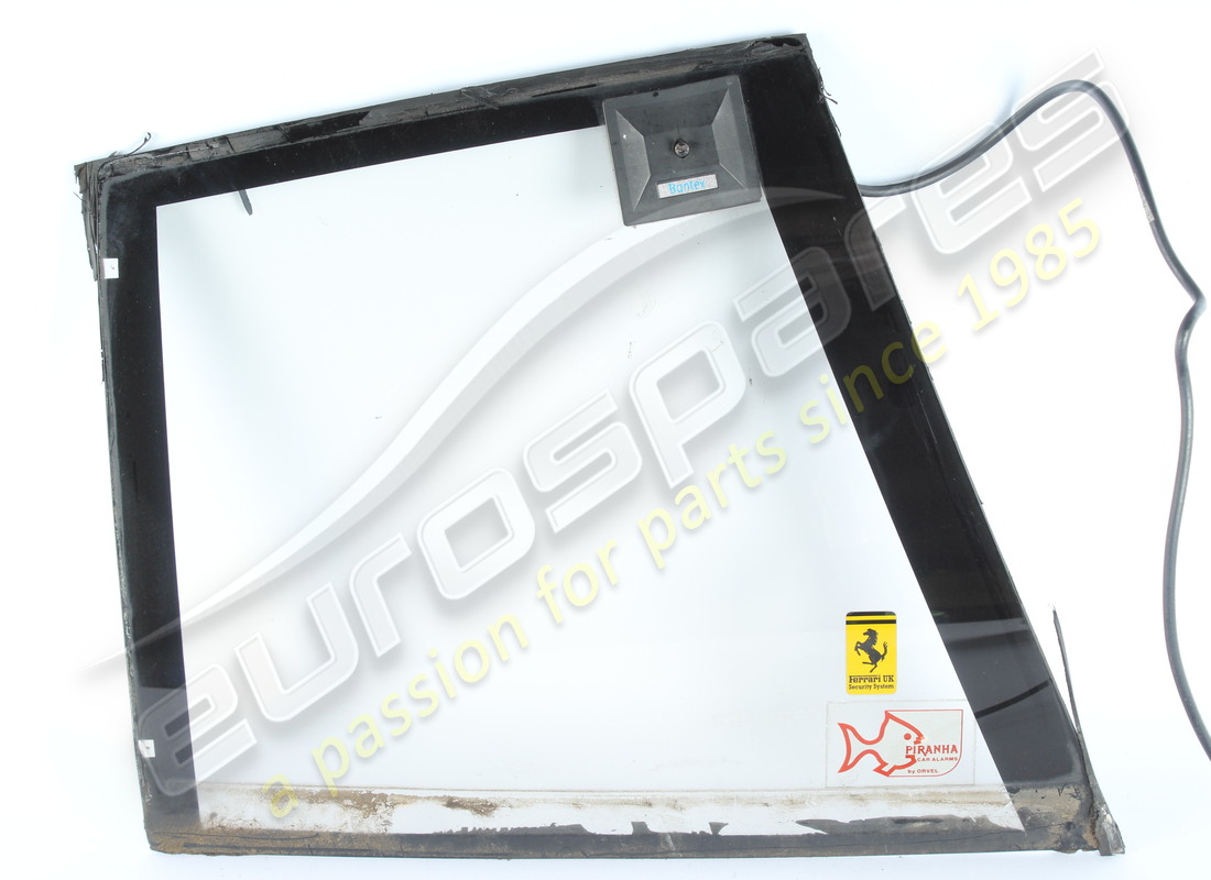 used ferrari rh rear glass. part number 61549500 (3)