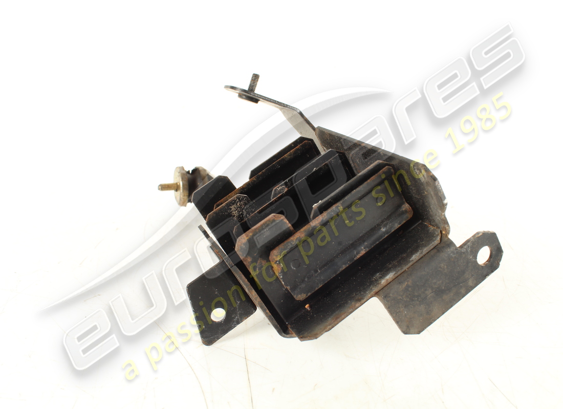 used maserati bracket for valve -valid for. part number 68009100 (2)