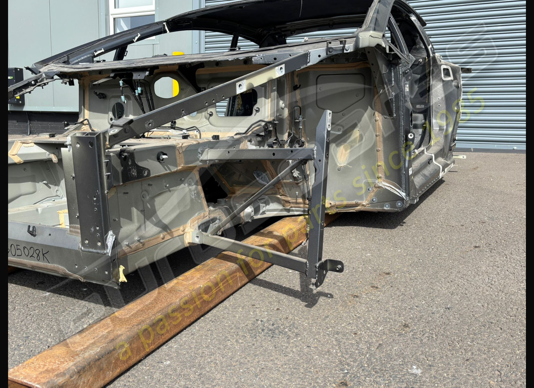 used lamborghini complete lhd bodyshell - coupe. part number eap1564154 (5)