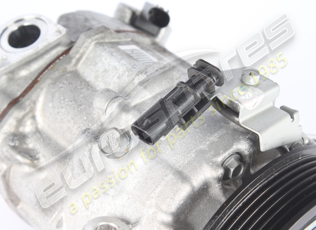used maserati air conditioning compressor. part number 675001009 (2)